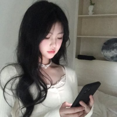 随盲柳入眠的女人